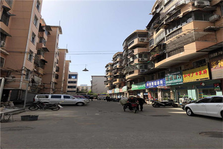 明湖中学紧邻杭州花园精装四室两厅两卫送车库证满5年